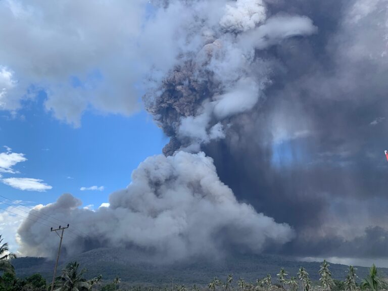 Erupsi Gunung Lewotobi Laki-laki, Flores Timur